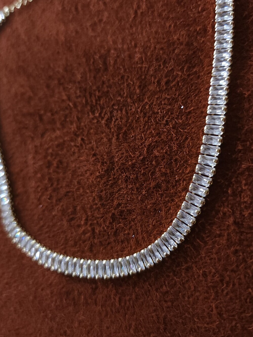 Gold-toned tennis necklace With sparkling baguette-cut Stones
